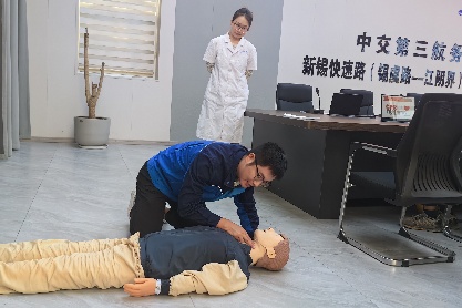 （20250627区中医医院）宣讲义诊活动走进中交三航局2.jpg