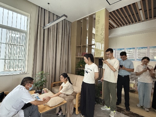 （20250811区中医医院）中医药健康服务进机关1.JPG