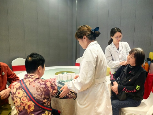 （20260413区中医医院）传承中医文化 情暖退休干部3.jpg