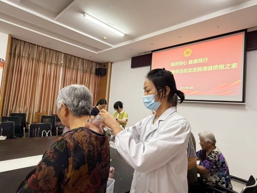 （20260617区中医医院）中医惠侨活动走进鹅湖镇侨胞之家3.jpg