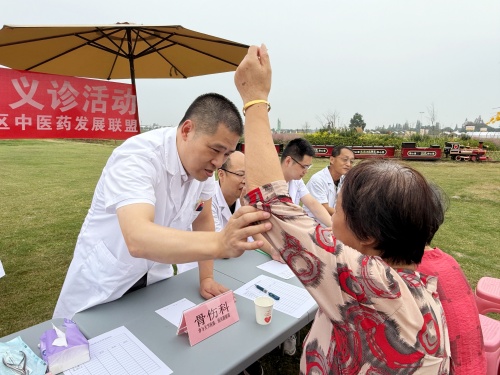 （20260924区中医医院）走进严家桥丰收节开展“关爱乡村·健康同行”送医下乡惠民活动3.JPG